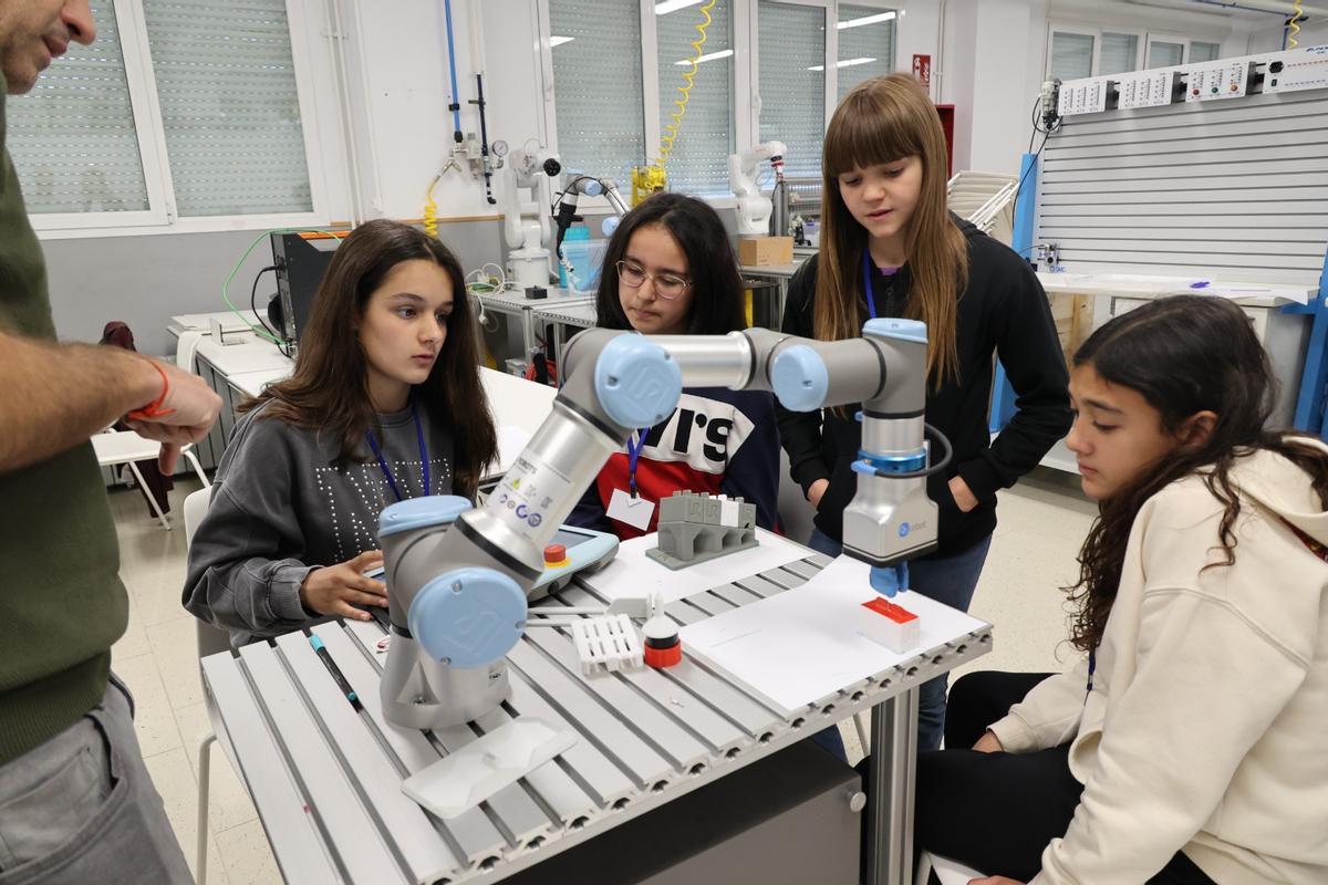 El programa busca despertar vocaciones tecnológicas y científicas en las niñas