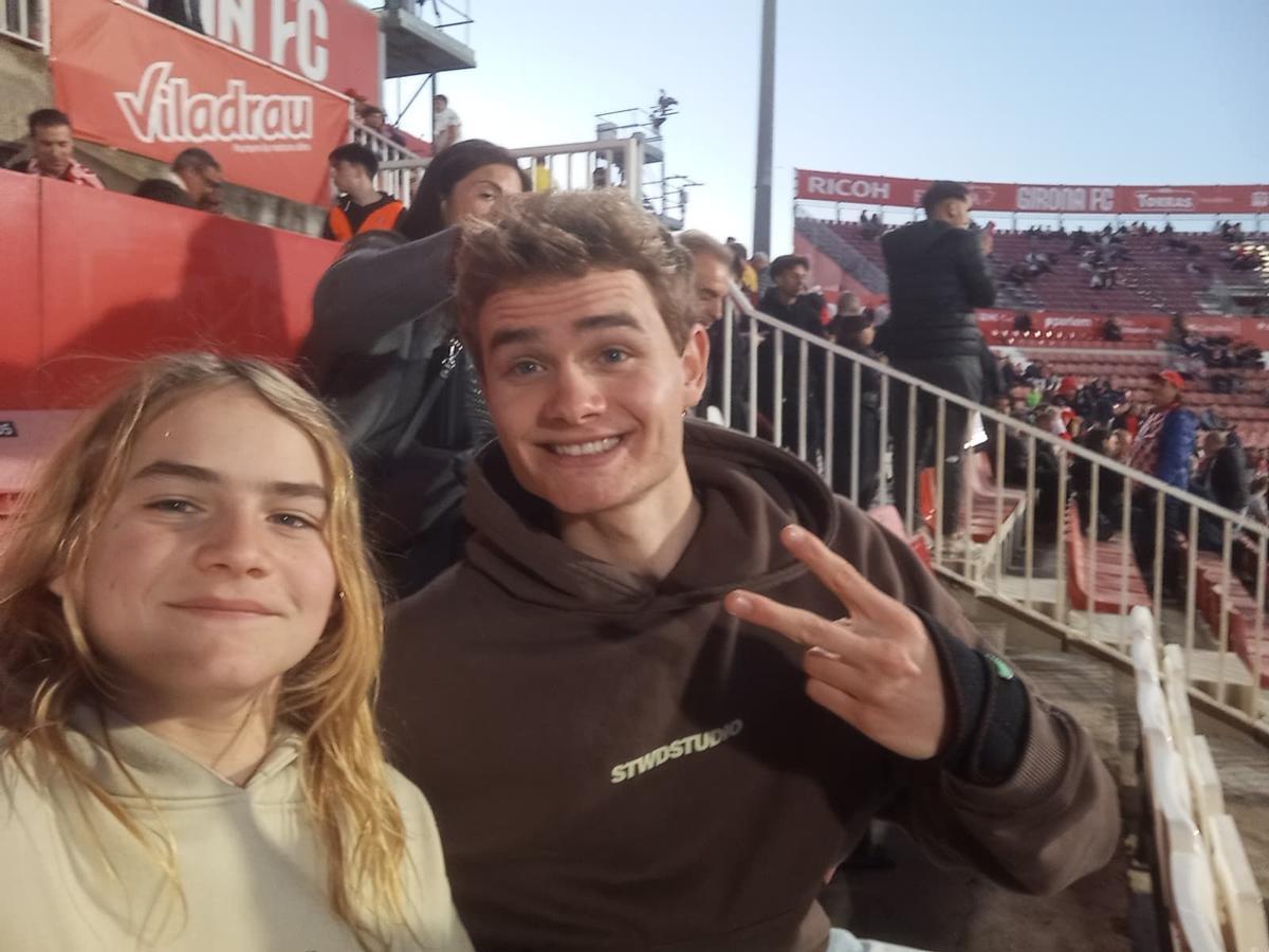 Galería: Aray y Adur viven la experiencia como suscriptores de Mediterráneo de viajar con el Villarreal a Girona