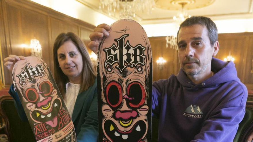 Nuria Delmiro y Emio Arnanz con el cartel de la prueba de skate de las fiestas del Bollo, ayer, en el Ayuntamiento. | María Fuentes