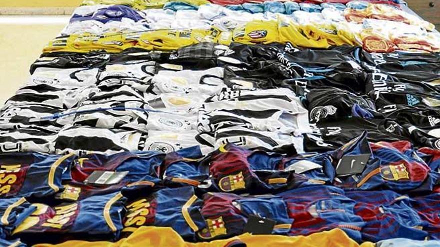 Equipaciones falsificadas incautadas al vendedeor.