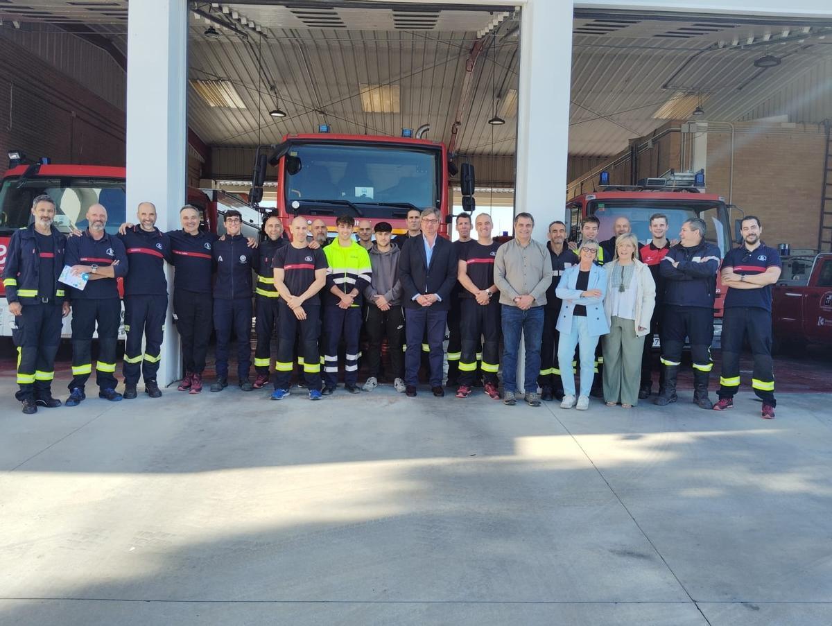 Bomberos del Consorcio participantes en uno de los cursos sobre extinción incendios de coches eléctricos o mixtos.