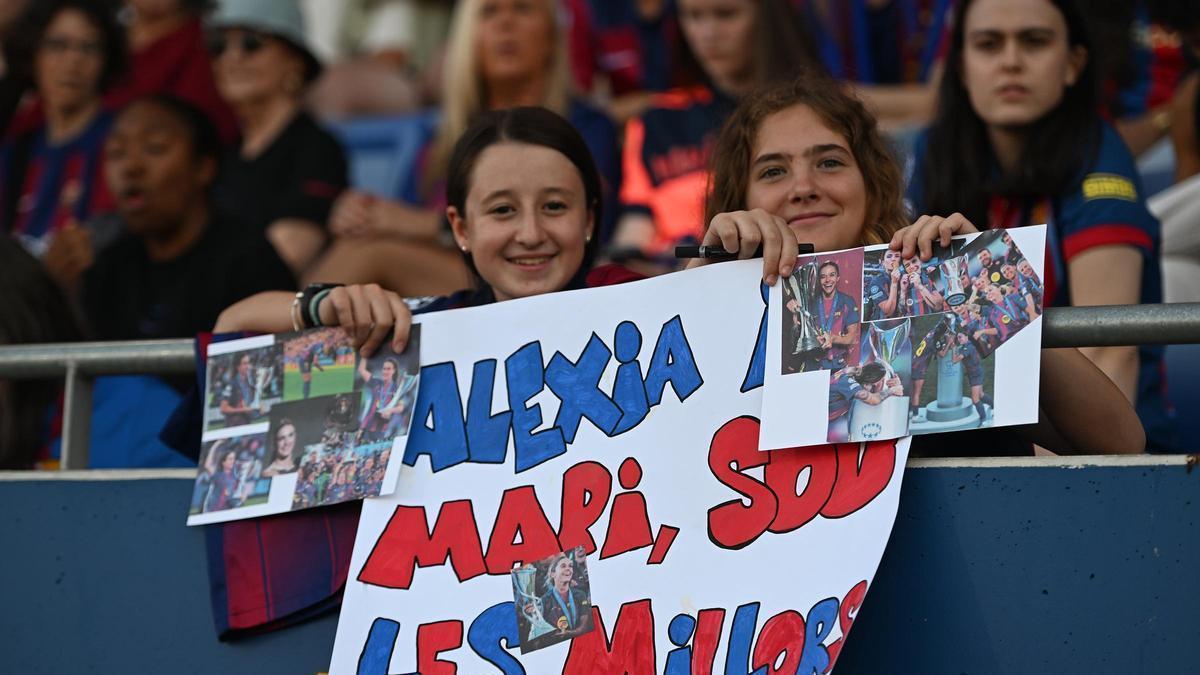 La afición despide a Alexia, Ona y Mapi León.