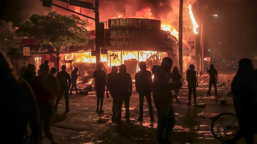 Incendios, disturbios y saqueos en otra noche de protestas y violencia en Mineápolis