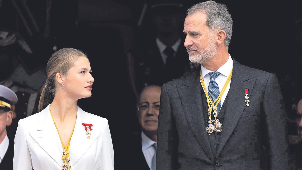 Leonor mira a su padre, Felipe VI tras el acto de la jura de la Constitución.