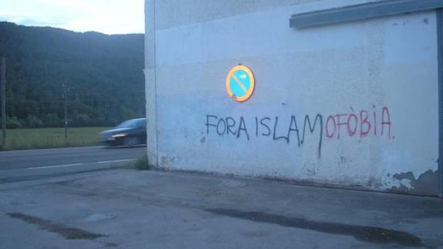 Una pintada contra l&#039;islam a Ripoll denota els problemes de convivència