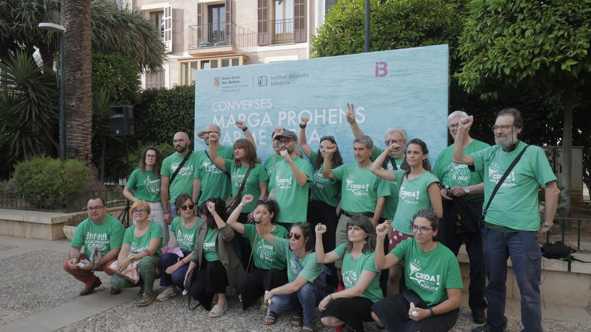 Camisetas verdes se plantan en un acto de Prohens para protestar contra el acuerdo entre PP y Vox
