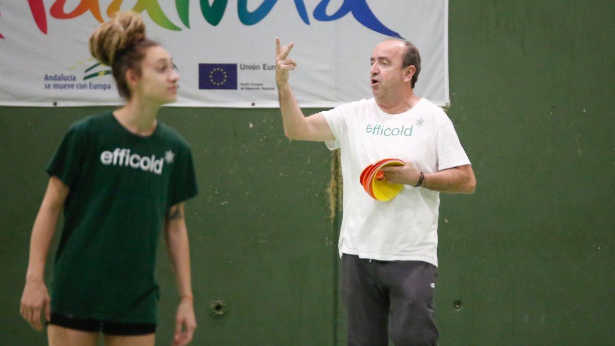 Camila Bonnazola y Rafa Moreno, en un entrenamiento del Itea Córdoba de balonmano.