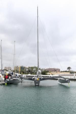 11-11-19 LAS PALMAS DE GRAN CANARIA. MUELLE DE CLUB NAUTICO. LAS PALMAS DE GRAN CANARIA. Trimaran multicasco que aquiere batir el recor de la vuelta al mundo atracado en la Marina del Real Club Nautico de Las Palmas de Gran Canaria. Fotos: Juan Castro.  | 11/11/2019 | Fotógrafo: Juan Carlos Castro