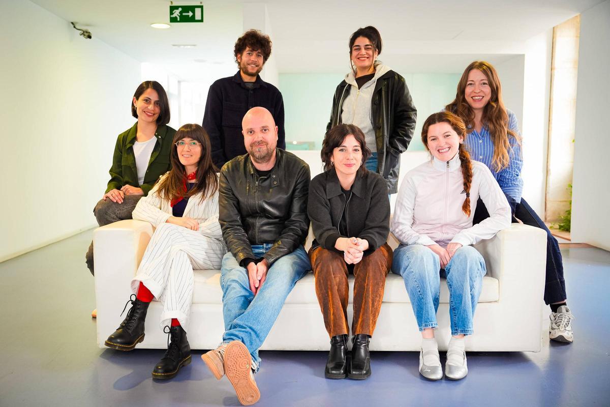 Celia Rico (izquierda del grupo) y Pilar Palomero (derecha) junto a los participantes del programa.