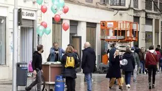 El rodaje de "La chica de nieve" trae lluvia y la Navidad al Centro de Málaga