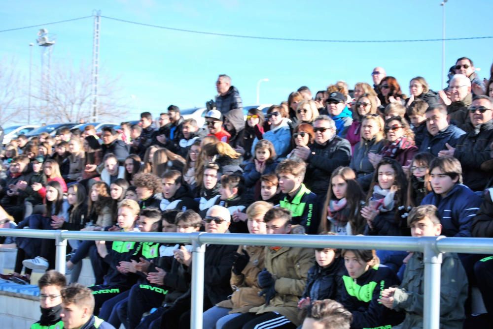 La grada llena para ver el partido y el homenaje al joven jugador fallecido