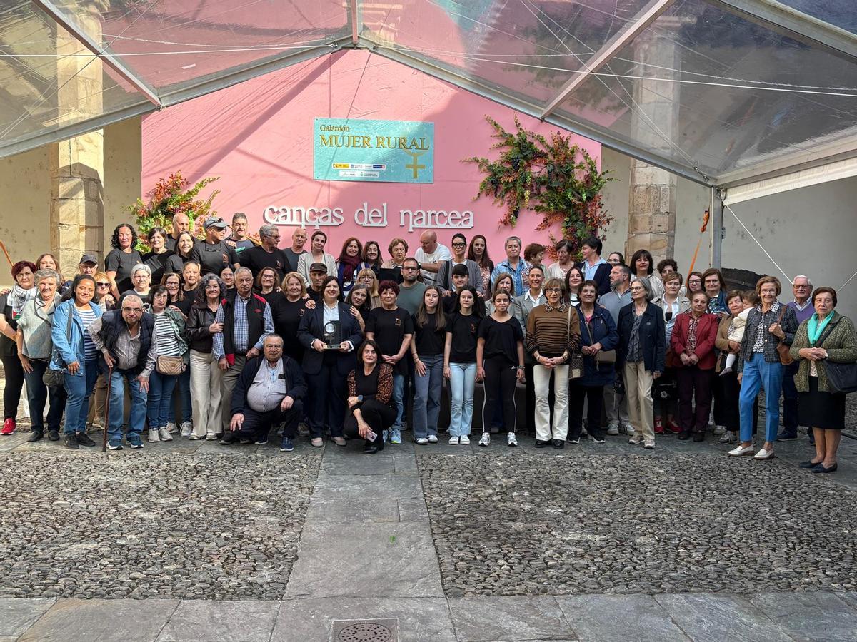 Foto de familia de todos los asistentes al acto del galardón de &quot;Mujer Rural&quot; en Cangas.