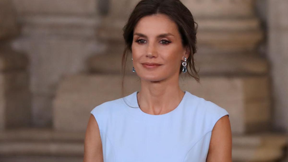 Detalles de Letizia Ortiz con vestido azul cielo y pendientes de Bvlgari