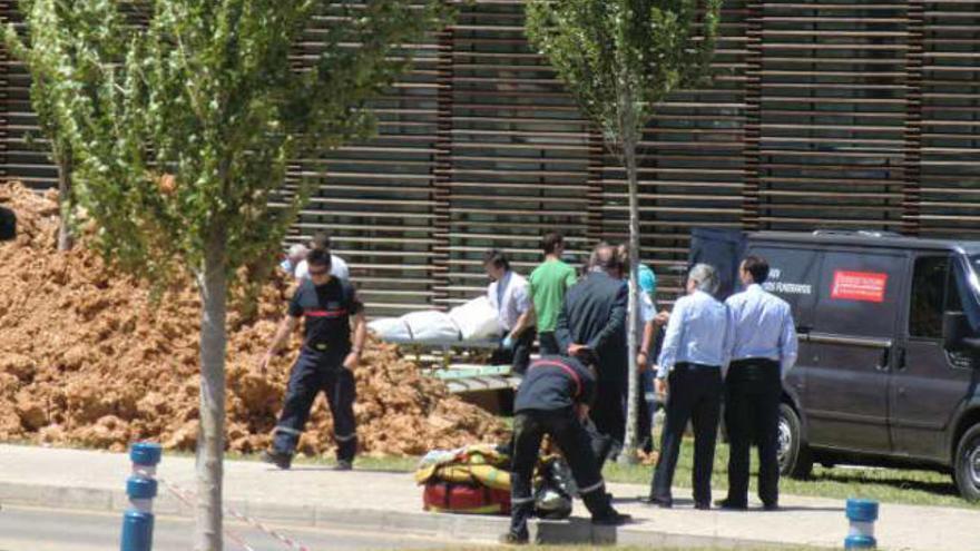 Imagen del levantamiento del cadáver ayer a las puertas del hospital de Dénia.