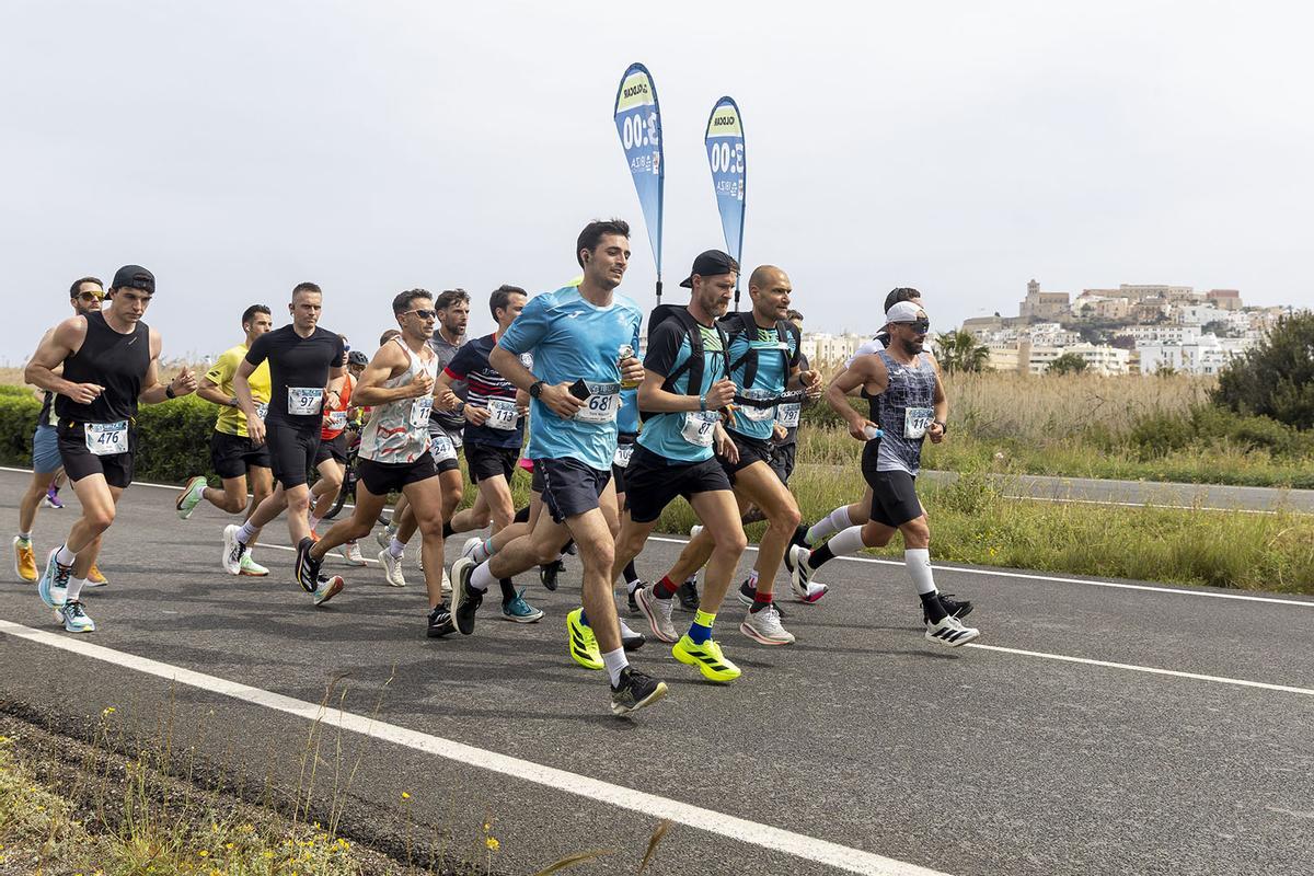 Un grupo de corredores trota durante la Santa Eulària Ibiza Marathon