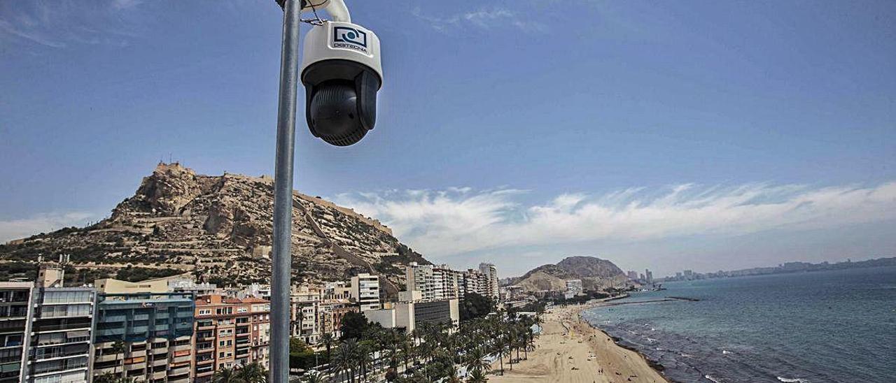 La cámara inteligente instalada en el Hotel Meliá para controlar la playa del Postiguet de Alicante.