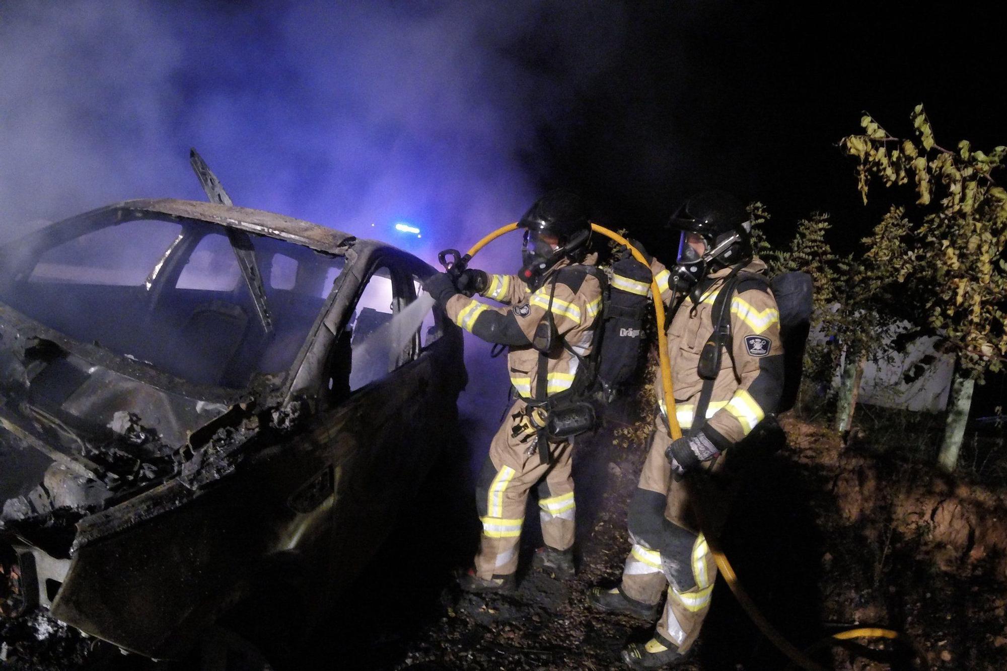 Imágenes del coche incendiado que se usó en el asalto para intentar liberar a un preso en Ibiza