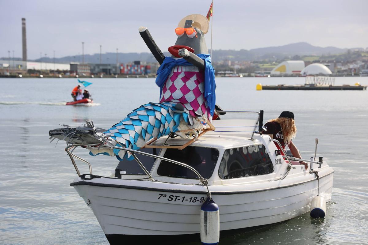En imágenes: El desembarco de la Sardina abre el Antroxu de Avilés