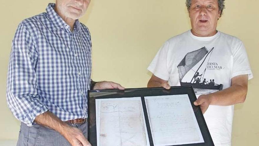 Antón Pousada y Xosé Vilas muestran un documento foral. // S.A.