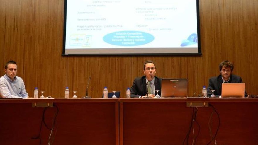 De izquierda a derecha, Miguel Ángel Balboa, Luis Contreras y Alejandro  Santaclara, durante la conferencia.