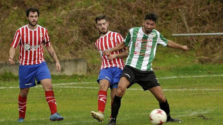 Una acción del Rayo Carbayín-Nalón disputado ayer.