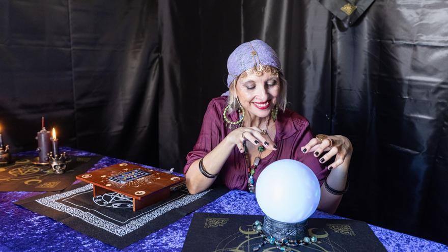 “No es magia, es acción social”: un tarot para movilizar y concienciar a la generación Z