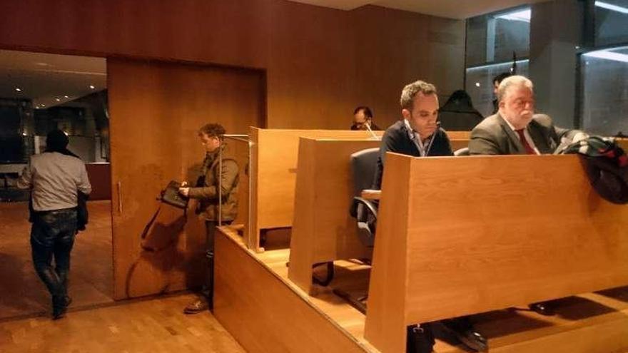 El PP abandona la sala a espaldas de Gestido e Iglesias. // G.N.