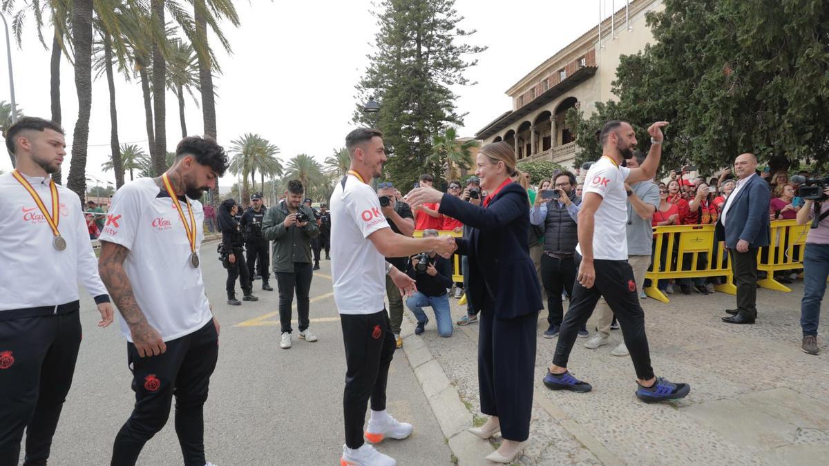 VÍDEO | Así ha sido el recibimiento del Mallorca en el Consolat de Mar tras la final de Copa del Rey