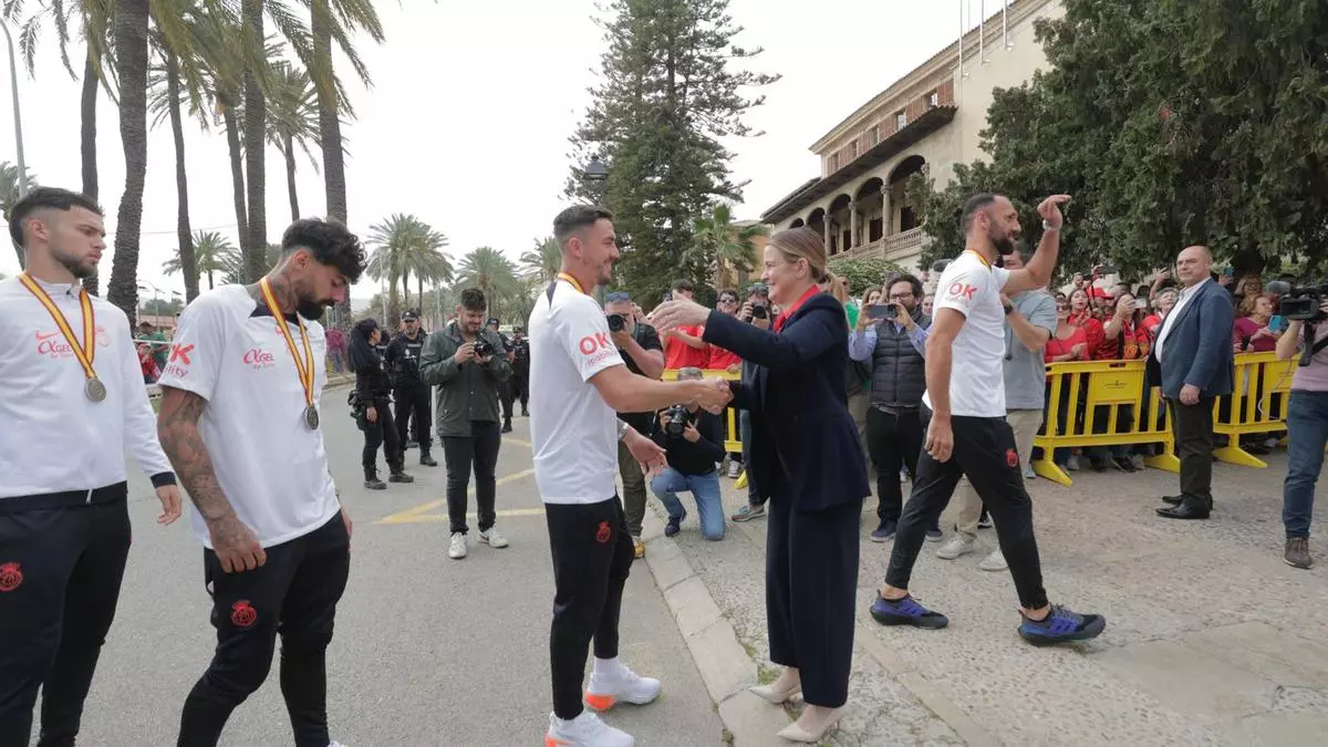 VÍDEO | Así ha sido el recibimiento del Mallorca en el Consolat de Mar tras la final de Copa del Rey