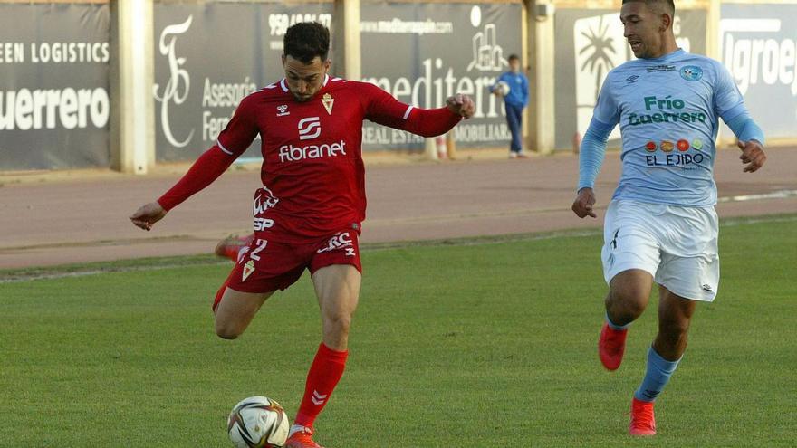 Mario Sánchez, lateral derecho del Real Murcia, durante el partido en El Ejido