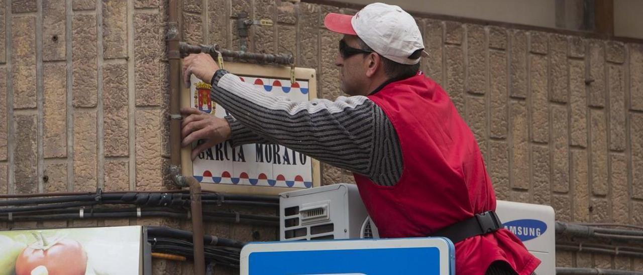 Cambio de una placa durante la revisión del callejero para la retirada de nombres franquistas