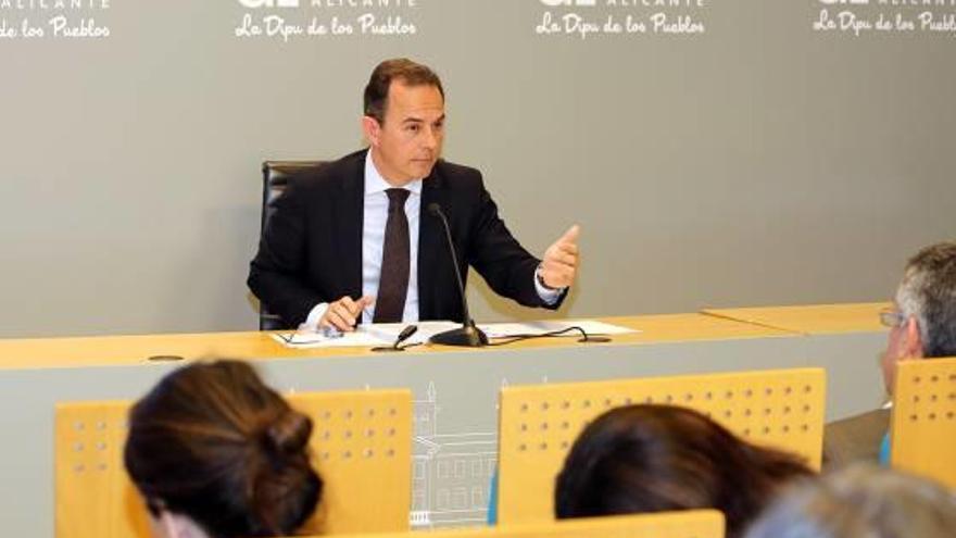Carlos Castillo durante una rueda de prensa reciente en la Diputación de Alicante.