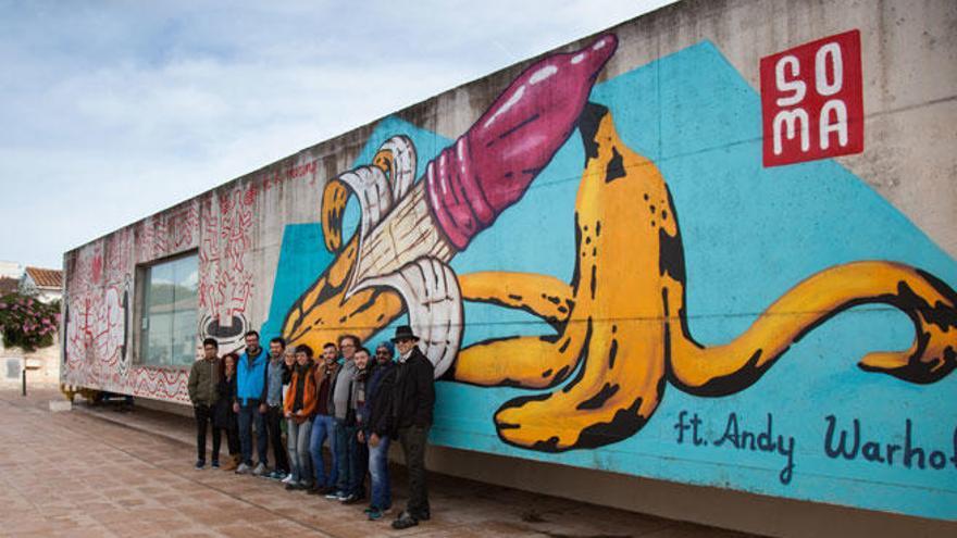 Nuevo grafiti de Soma en el barrio de Can Alonso para combatir el &quot;sida social&quot;