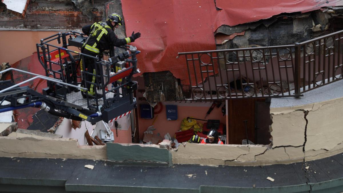 Atrapados dos trabajadores bajo los escombros tras el derrumbe de un colegio en obras en Gijón.