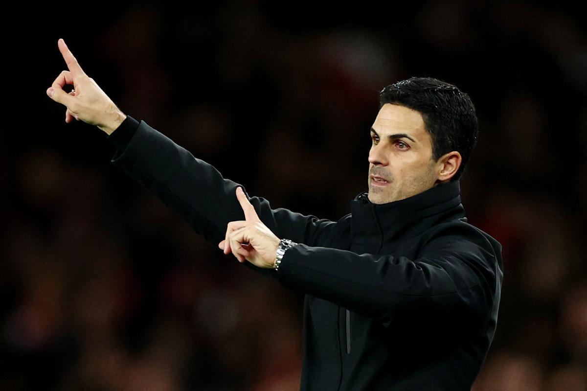 Arteta da instrucciones a sus jugadores del Arsenal durante el duelo con el Oporto en el Emirates Stadium de Londres.