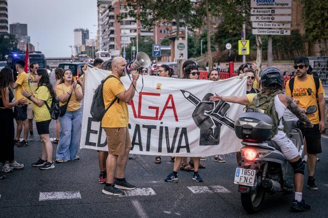 Corte de tráfico en Gran Vía a la altura de Can Batlló por la huelga en educación
