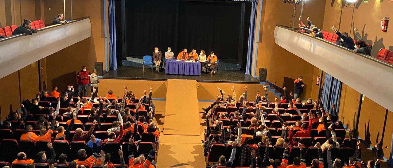 Un momento de la votación en asamblea