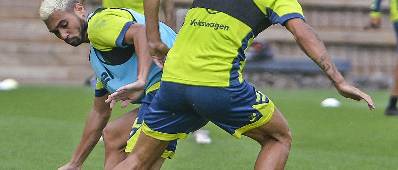 Benito Ramírez roba un balón a Pejiño, durante el entrenamiento del pasado viernes en Barranco Seco. | | JOSÉ CARLOS GUERRA