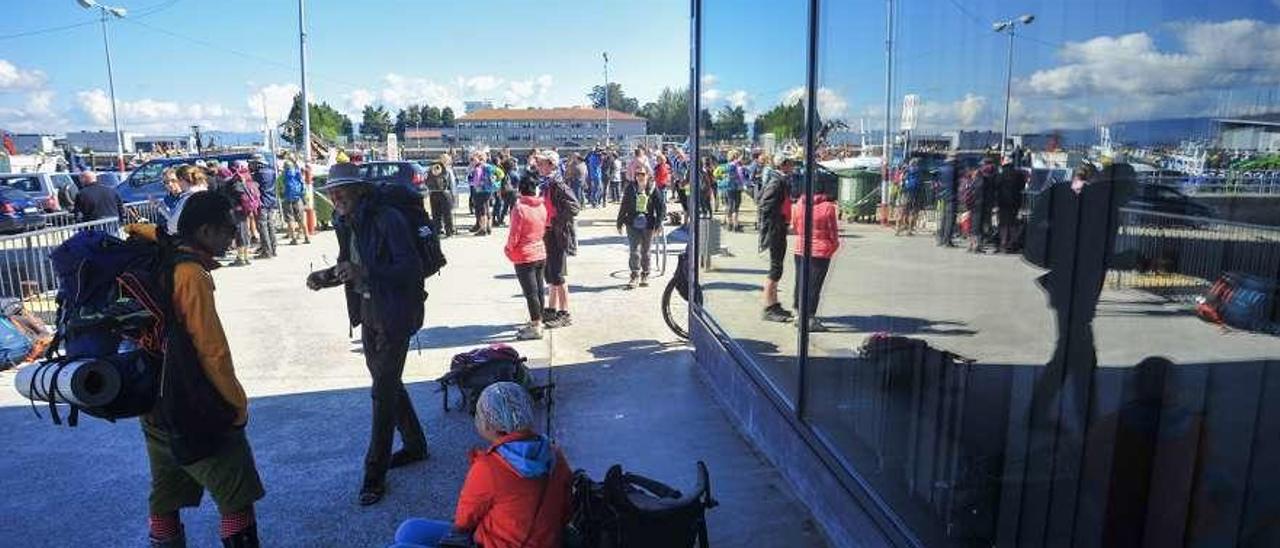 Peregrinos ante la Estación Marítima de Vilanova. // I. Abella