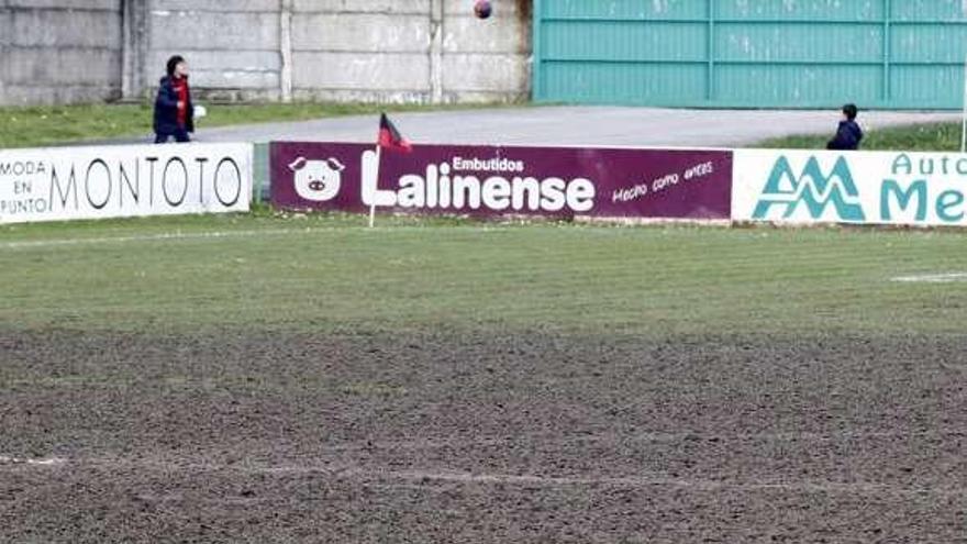 Aspecto que presentaba ayer el césped del Cortizo. // Bernabé/Gutier