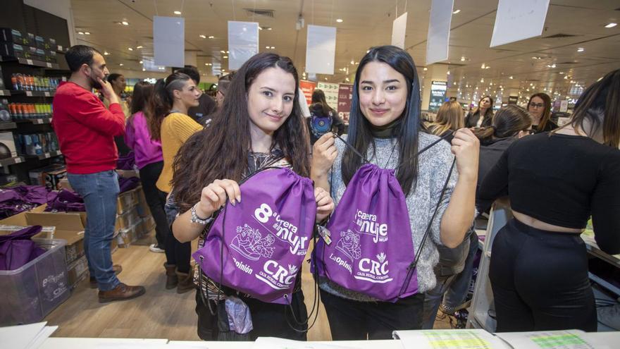 Entrega de dorsales y de la bolsa de la corredora del pasado año en El Corte Inglés. | FRANCISCO PEÑARANDA