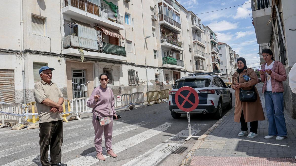 Vecinos de San Antón, indignados por no poder entrar a por sus pertenencias tras ser desalojados
