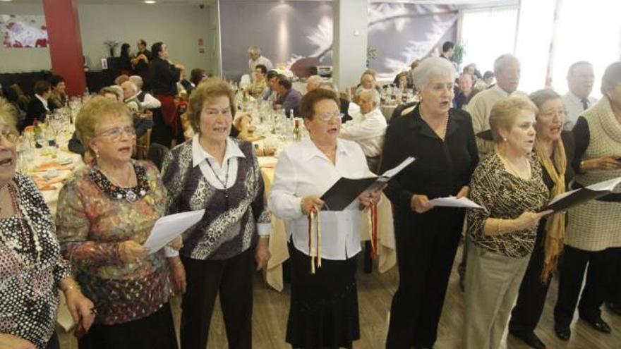 El grupo de canto «Aires Nuevos», de la asociación de jubilados «El Ángel», durante su actuación.