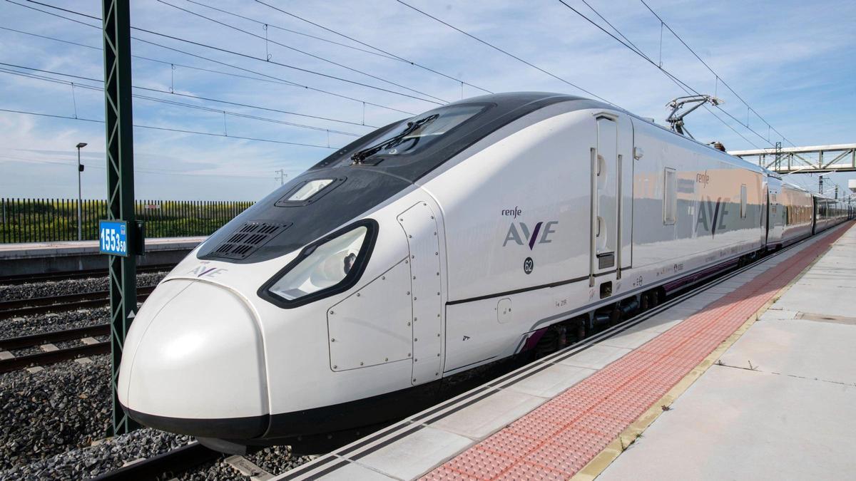 Uno de los trenes AVE de Renfe en una estación española