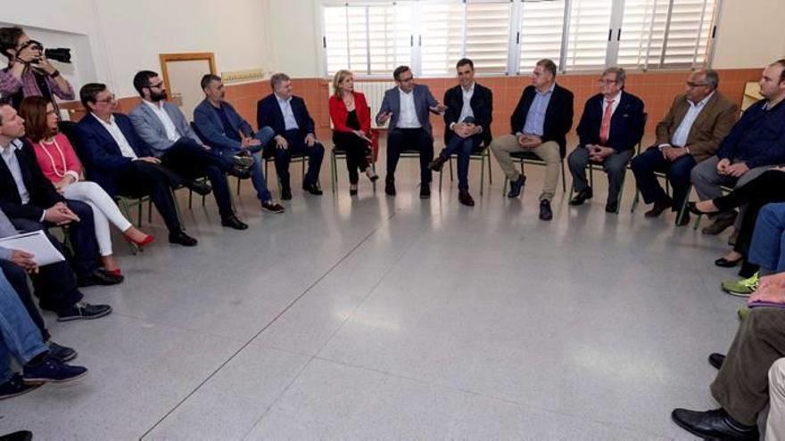 Pedro Sánchez se reunió con los regantes, junto al hoy delegado del Gobierno, Diego Conesa, en Molina en abril de 2018.