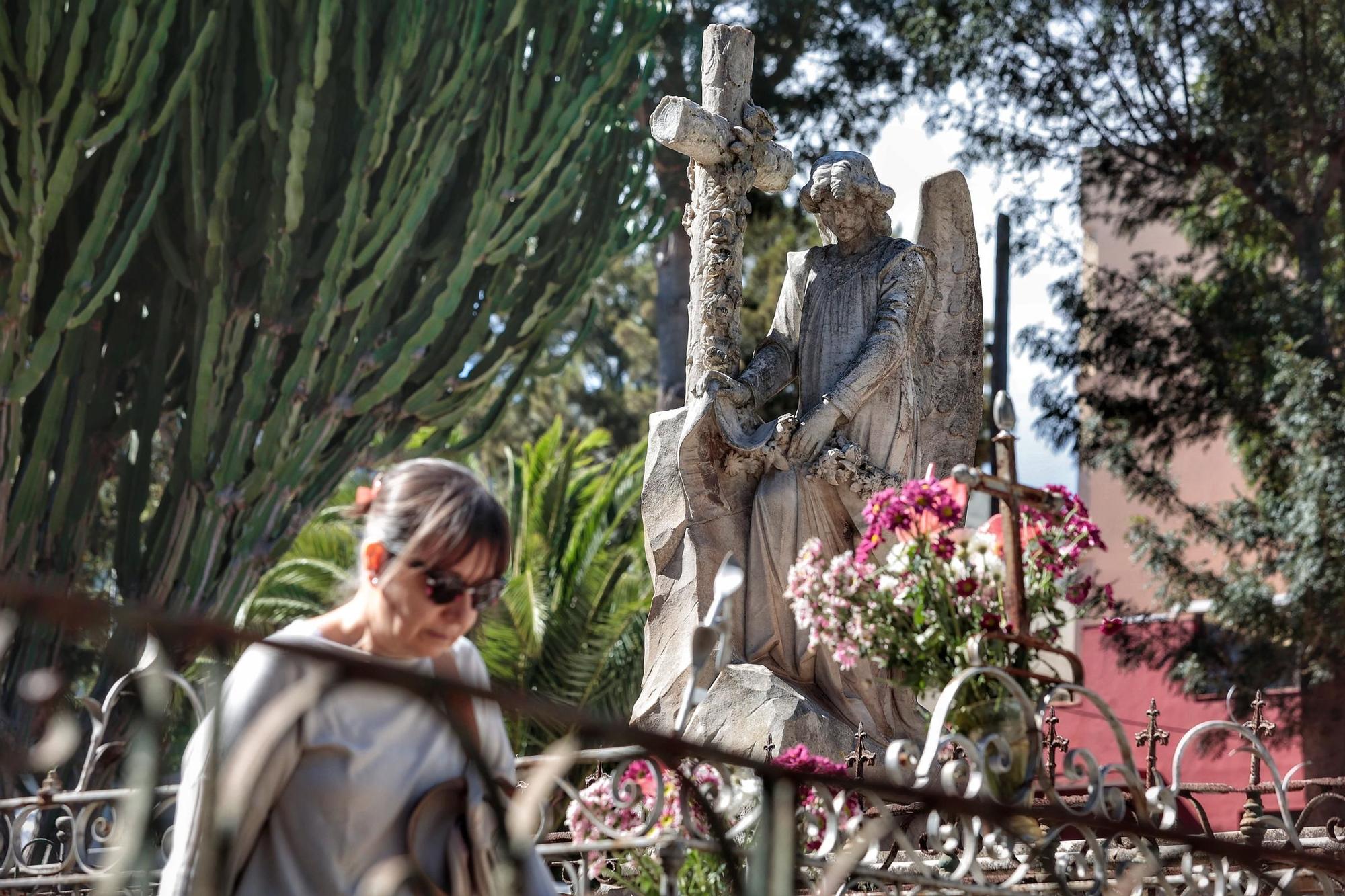 Día de Todos los Santos en el cementerio de San Juan, en La Laguna