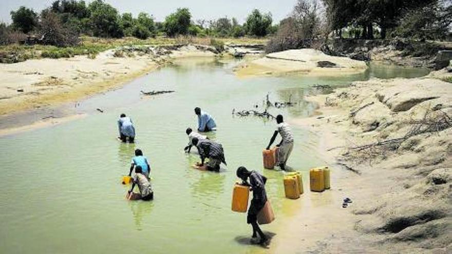 Habitants de la zona
proveint-se d’aigua
en el llac.  Sylvain Cherkaoui/icrc | PNUMA-ONU