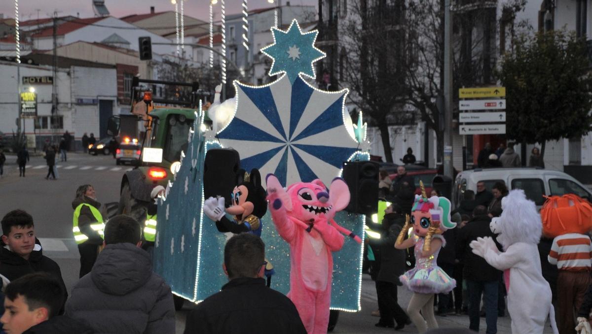 Sus Majestades reparten ilusión en Monesterio Sus Majestades reparten ilusión en Monesterio