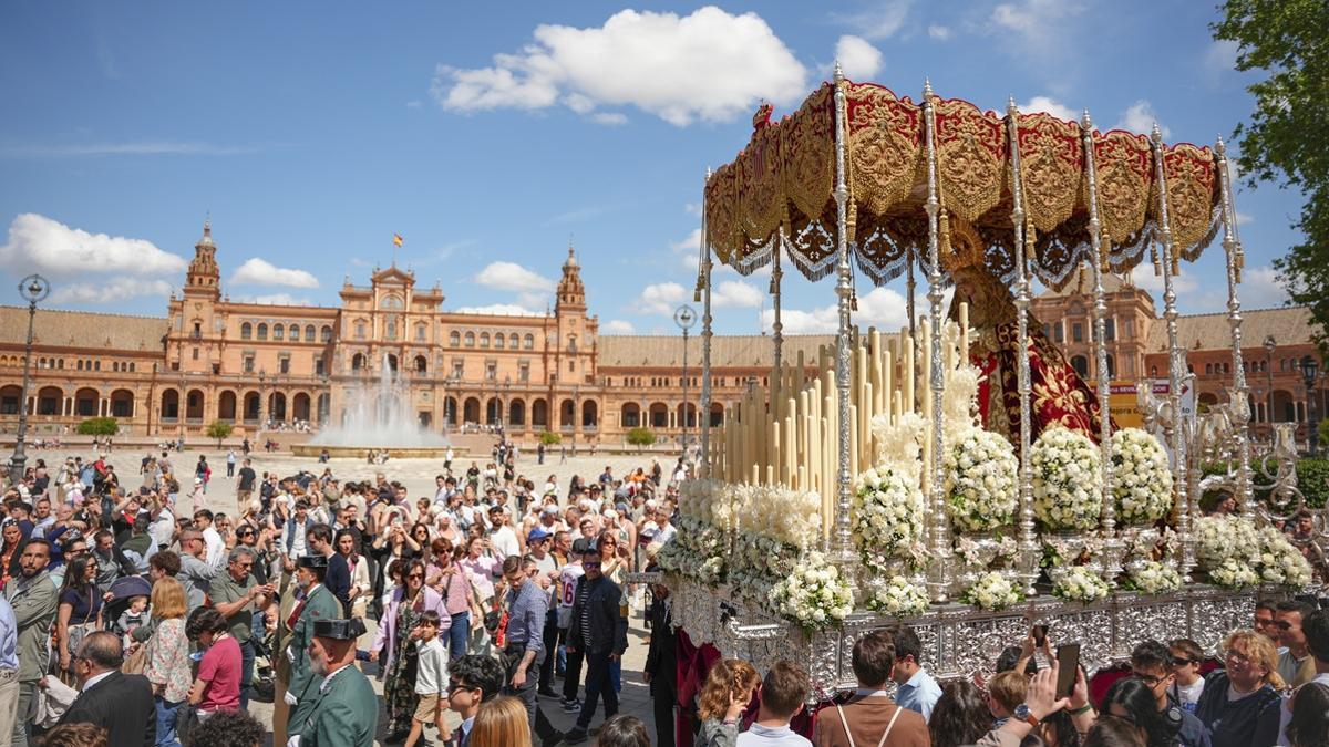 La hermandad de Santa Genoveva, por la plaza de España.