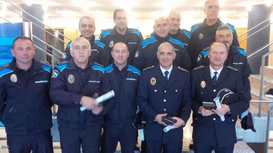 Policías de Cangas y de Moaña distiguidos por sus 25 años de servicio.